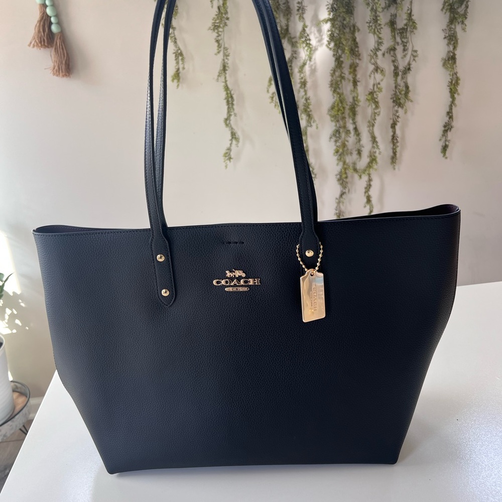 Coach Black leather tote bag with gold tag